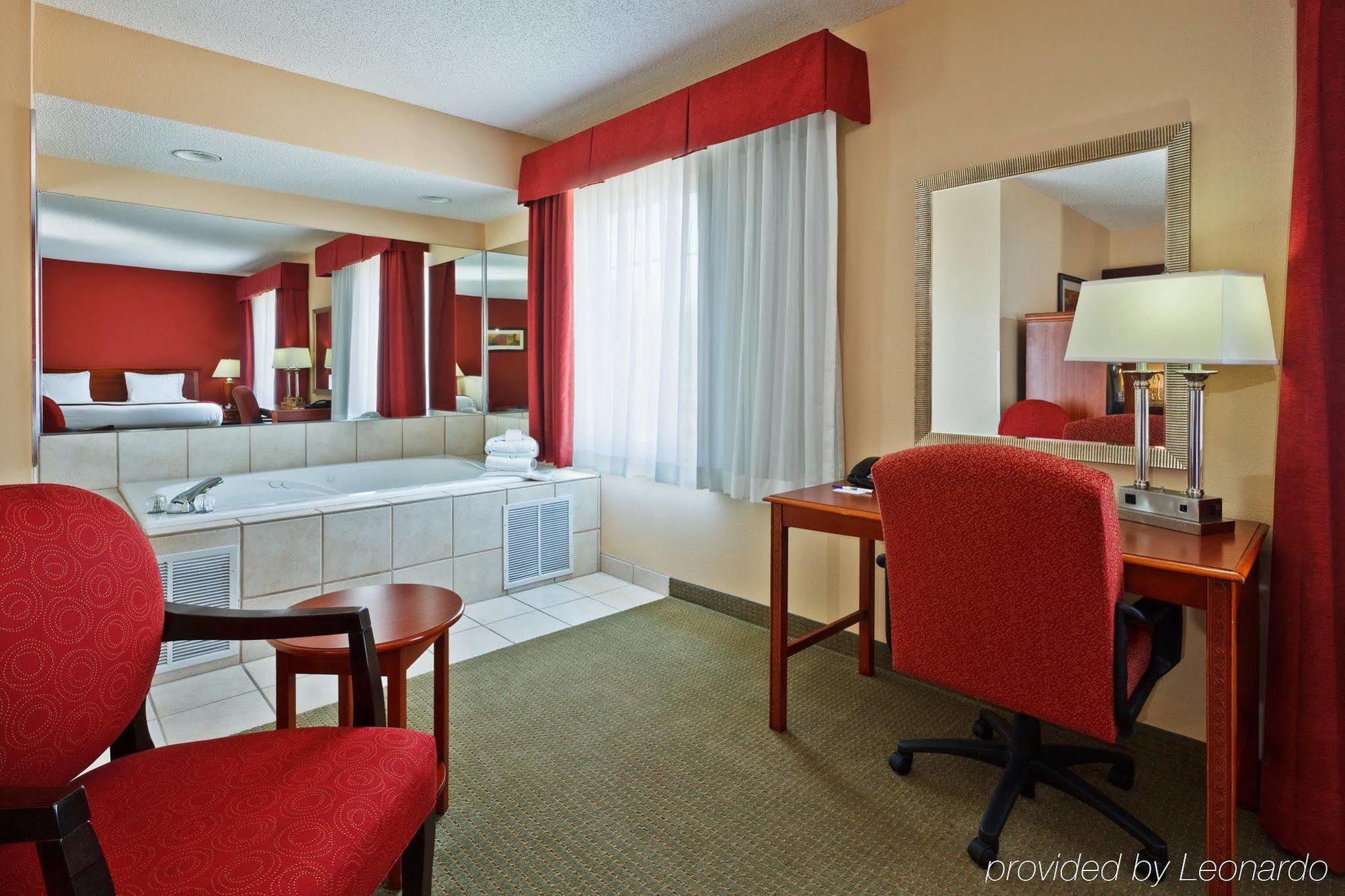 Holiday Inn Express Hotel & Suites Manchester Conference Center By Ihg Room photo